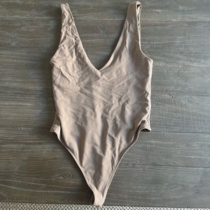 aritzia babaton v neck seamless nude thong bodysuit contour collection SZ M